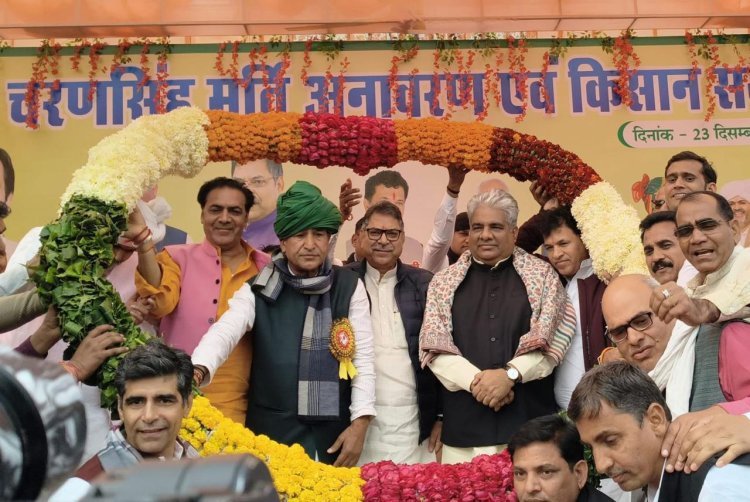 किसान सम्मेलन में डॉ. सतीश पूनियां का बड़ा संदेश: बालिका शिक्षा को बढ़ावा देने के लिए चांदी का मुकुट और 21,000 रुपये समर्पित