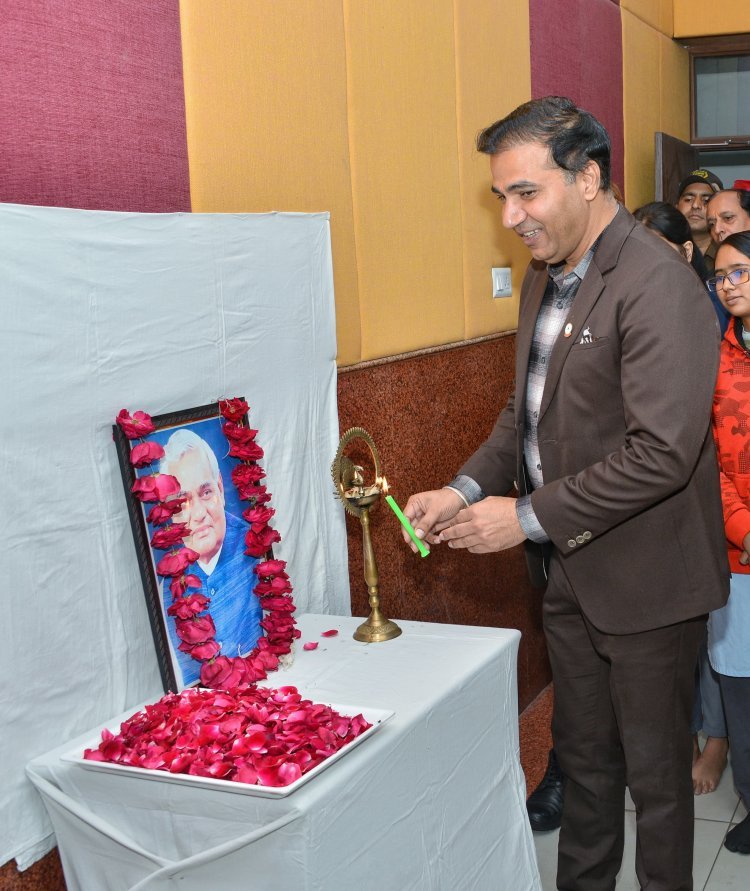 सुशासन दिवस पर अटल जी को श्रद्धांजलि, जिला कलक्टर सोनी ने दिलाई सुशासन की शपथ