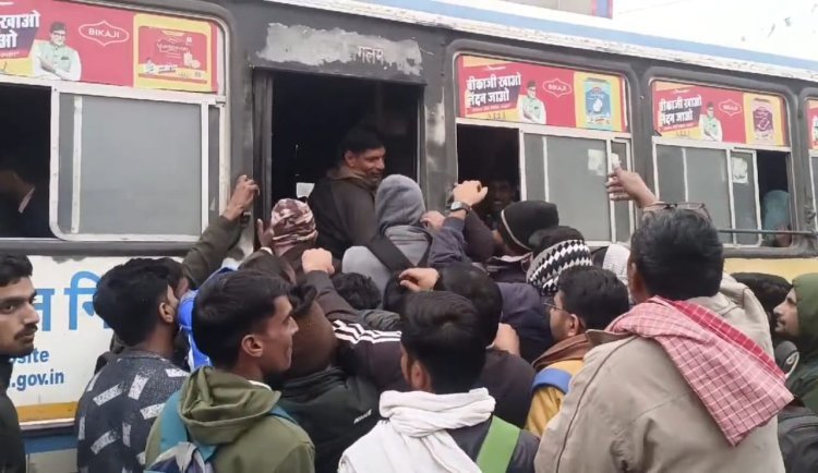 निशुल्क यात्रा बनी चुनौती: रोडवेज बसों में लटककर परीक्षा केंद्र पहुंचने को मजबूर परीक्षार्थी