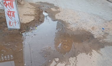 पानी की किल्लत और कृषि मंडी रोड पर हजारों लीटर पानी बह रहा है व्यर्थ।