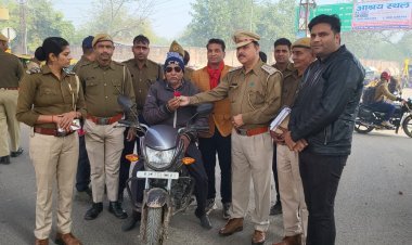 सड़क सुरक्षा जागरूकता: फूल देकर दी यातायात नियमों की समझाइश