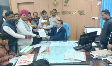 फुले दंपति को भारत रत्न की मांग को लेकर प्रधानमंत्री के नाम अतिरिक्त जिला कलक्टर दूदू को सौंपा ज्ञापन