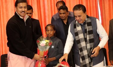 कर्नल राज्यवर्धन राठौड़ ने प्रतिभाशाली क्रिकेटर सुशीला मीणा का किया सम्मान