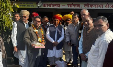 केंद्रीय मंत्री भागीरथ चौधरी ने जनसुनवाई में सुनीं समस्याएं, डबल इंजन सरकार पर जताया भरोसा  