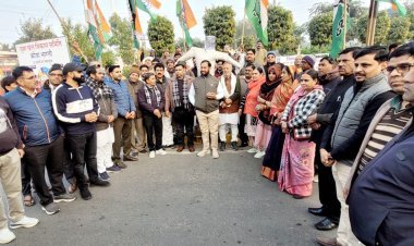 विधूड़ी की अभद्र टिप्पणी पर अलवर कांग्रेस का विरोध प्रदर्शन, पुतला फूंका  