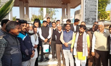 शाहपुरा में मुख्यमंत्री ने 18 दिसंबर को जिन त्रिमूर्ति पर माल्यार्पण किया आज उसे गंगाजल से धोया 