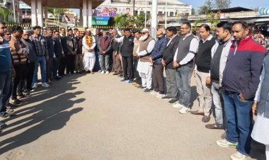 शाहपुरा जिला संघर्ष समिति द्वारा काले रिबीन बांधकर विरोध दर्ज कराया 