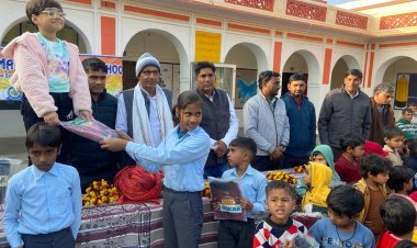 डॉक्टर दंपति ने जरूरतमंद बच्चों को स्वेटर बांटे