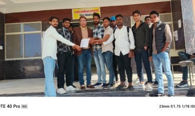 विभिन्न मांगों को लेकर छात्रों ने प्राचार्य को सौंपा ज्ञापन