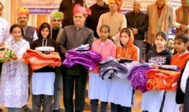 सरकारी स्कूल के विद्यार्थियों को दी कानून की जानकारी  - बच्चों को कंबल और पाठ्य सामग्री भी बांटी