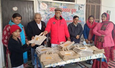 जरूरतमंद बच्चों के चेहरे उस समय खिल उठे जब उन्हें मिले बैग और उपहार