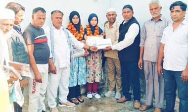 इरम को मिला टैबलेट, लोगों ने किया खुशी का इजहार