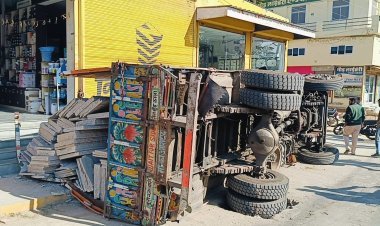 पत्थर पट्टी से भरा ट्रक पलटा, बड़ा हादसा टला