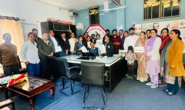 होनहार विद्यार्थियों को किया टैबलेट प्रदान 