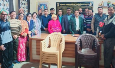 उप प्रधानाचार्य ने विद्यालय में प्रदान की 10 कुर्सियां