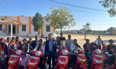 कालिबाई भील मेधावी छात्रा स्कूटी योजना के तहत छात्राओं को वितरित की गई स्कूटी । 