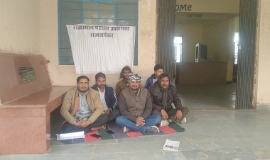 पटवारियों ने किया कार्य बहिष्कार 