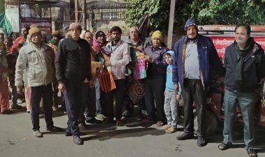 पहले की बैठक ओर किए विभिन्न मुददो पर चर्चा ओर फिर किए जरूरतमंदों को कंबल वितरित