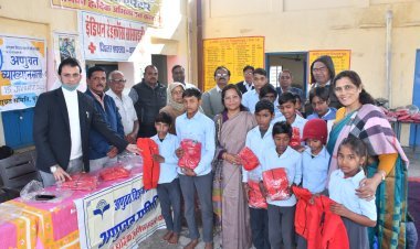 रेडक्रॉस सोसायटी ने कबीर विद्यालय में 130 विद्यार्थियों को बांटे स्वेटर 