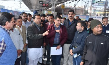 सांसद कस्वा ने किया रेलवे स्टेशन का निरीक्षण, निर्माण कार्य में मिली खामियां