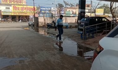 अस्पताल परिसर मे बह रहा गंदा पानी, पनप रही बीमारियां