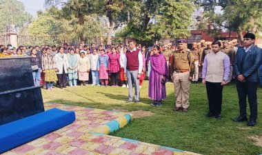 शहीद दिवस के अवसर पर प्रशासनिक अधिकारियों व कार्मिकों ने महात्मा गांधी की प्रतिमा के समक्ष श्रद्धासुमन किए अर्पित 
