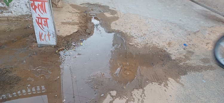 पानी की किल्लत और कृषि मंडी रोड पर हजारों लीटर पानी बह रहा है व्यर्थ।