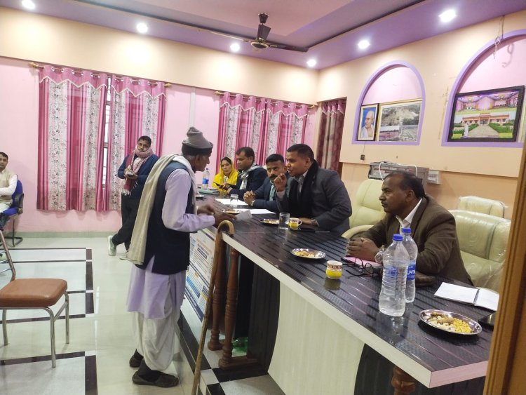 बनियाला में रात्रि चौपाल: कलेक्टर ने सुनी जन समस्याएं, दिए त्वरित समाधान के निर्देश  