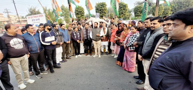 विधूड़ी की अभद्र टिप्पणी पर अलवर कांग्रेस का विरोध प्रदर्शन, पुतला फूंका  