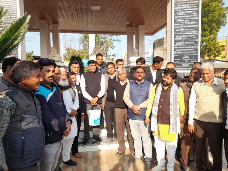 शाहपुरा में मुख्यमंत्री ने 18 दिसंबर को जिन त्रिमूर्ति पर माल्यार्पण किया आज उसे गंगाजल से धोया