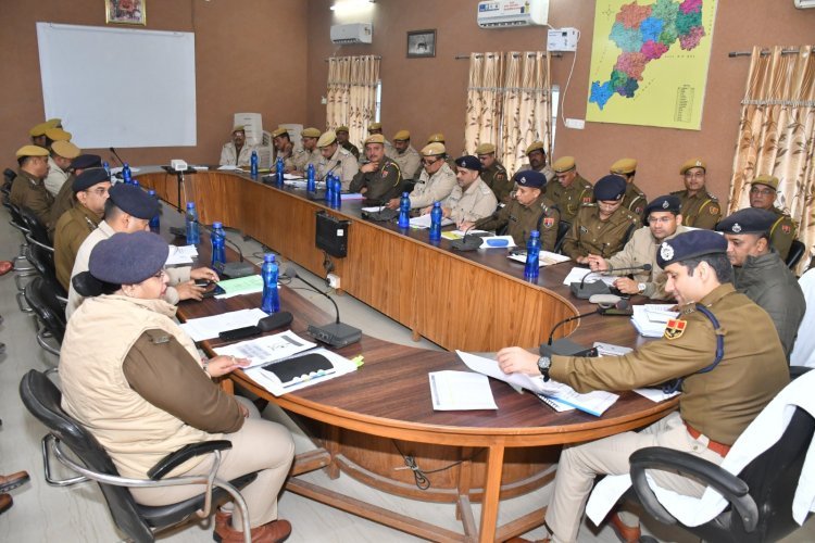 क्राइम बैठक में एसपी ने पुलिस अधिकारियों को दिए दिशा निर्देश