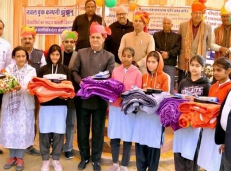 सरकारी स्कूल के विद्यार्थियों को दी कानून की जानकारी - बच्चों को कंबल और पाठ्य सामग्री भी बांटी