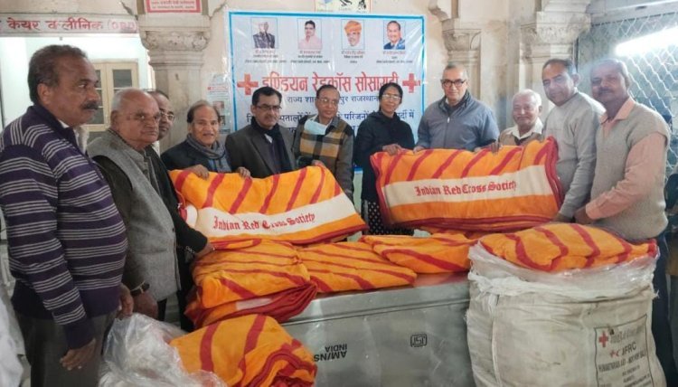 रेड क्रॉस का मानव सेवा मिशन: अलवर अस्पताल को 40 कंबल और लोहे का ट्रंक प्रदान