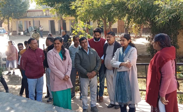 जिला कलक्टर का लक्ष्मणगढ़ दौरा: जनसुनवाई, स्कूल और कृषि परियोजनाओं का निरीक्षण