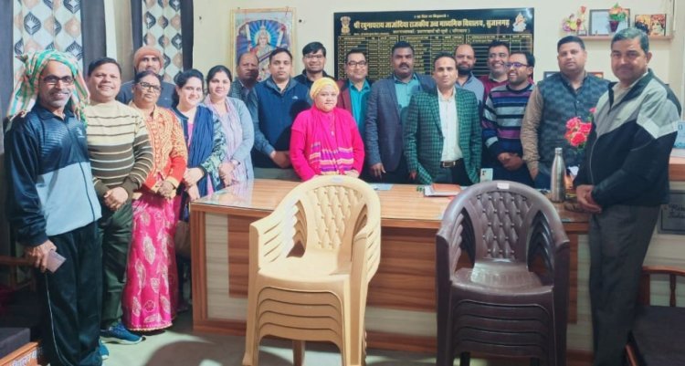 उप प्रधानाचार्य ने विद्यालय में प्रदान की 10 कुर्सियां