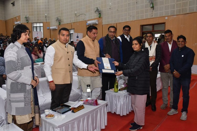युवाओं के सपनों को साकार कर रही राज्य सरकार: मुख्यमंत्री रोजगार उत्सव में 13,000 युवाओं को नियुक्ति पत्र, 76,000 से अधिक परियोजनाओं का लोकार्पण