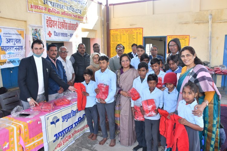 रेडक्रॉस सोसायटी ने कबीर विद्यालय में 130 विद्यार्थियों को बांटे स्वेटर
