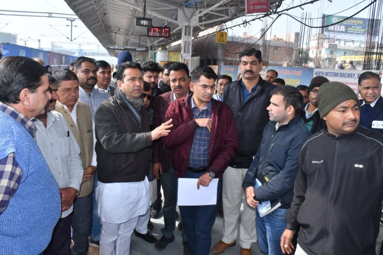 सांसद कस्वा ने किया रेलवे स्टेशन का निरीक्षण, निर्माण कार्य में मिली खामियां