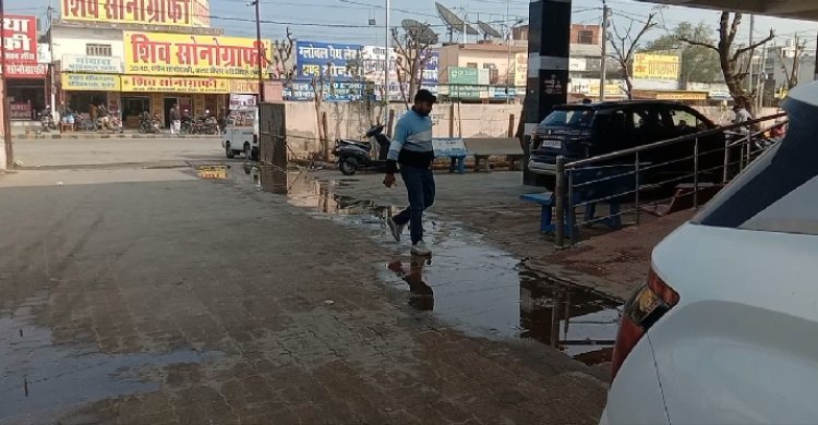 अस्पताल परिसर मे बह रहा गंदा पानी, पनप रही बीमारियां