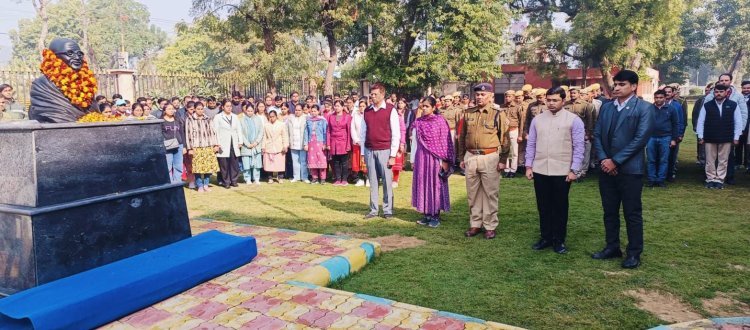 शहीद दिवस के अवसर पर प्रशासनिक अधिकारियों व कार्मिकों ने महात्मा गांधी की प्रतिमा के समक्ष श्रद्धासुमन किए अर्पित