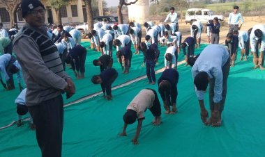 विद्यालय में बच्चों के साथ सूर्य नमस्कार का किया आगाज