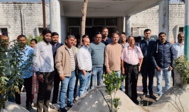 SDM सेड़वा के दुर्व्यवहार के विरोध में चिकित्सकों ने किया दो घंटे का कार्य बहिष्कार।