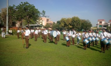 राष्ट्रीय स्वयंसेवक संघ का घोष पथ संचलन 