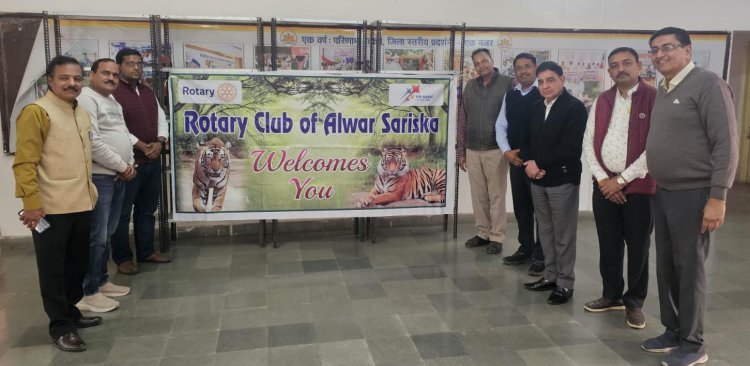 रोटरी क्लब द्वारा पीआरओ ऑफिस में संचालित लाइब्रेरी हेतु चार बुक शेल्फ की भेंट