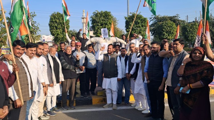 अमेरिका में अप्रवासियों के साथ दुर्व्यवहार पर कांग्रेस का प्रदर्शन, मोदी सरकार पर उठाए सवाल  
