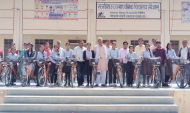 मौजास स्कूल में साइकिल वितरण कार्यक्रम आयोजित