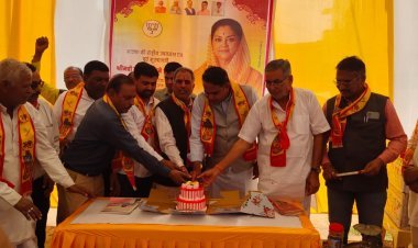 वसुंधरा राजे के जन्मदिन पर गायों को गुड़ खिलाया 