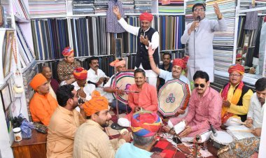 कानूड़ा लाल घड़लो म्हारो भरदे रे... - गढ़ चौराहे पर फागोत्सव में झूमें शहरवासी