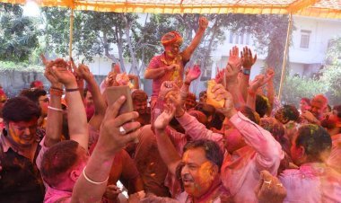 कार्यकर्ताओं के साथ डॉ. सतीश पूनियां ने खेली होली, जमकर उड़ा अबीर-गुलाल