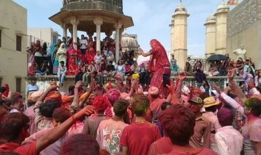 मंडावा का ऐतिहासिक गेर जुलूस देखने सैलानियों के साथ महिलाओं का उमड़ा सैलाब